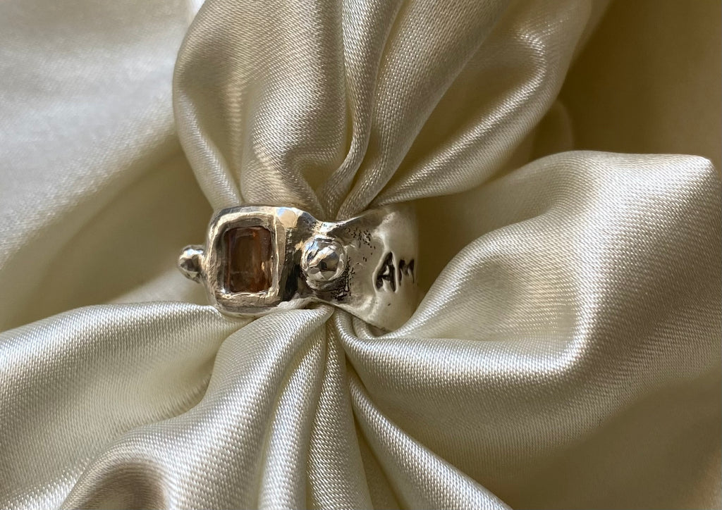 Amor Vincit Omnia ring